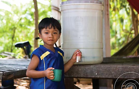 Depurar agua con filtros de cerámica aporta triple beneficio en Camboya